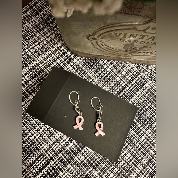 FREE 🩷with purchase 🎀 Ta-Ta Earrings - Picture 2 of 2